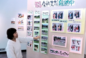 支援活動を伝える展示と大西登志子さん=みっきぃホール 支援活動を伝える展示と大西登志子さん=みっきぃホール