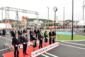 神戸電鉄三木駅前ロータリーの完成を祝いテープカットなどを行う関係者=三木市末広1 神戸電鉄三木駅前ロータリーの完成を祝いテープカットなどを行う関係者=三木市末広1