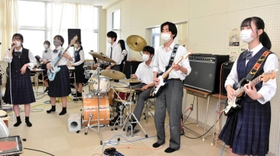 軽音フェスティバルに向けて練習に励む三木高校軽音楽部のメンバー=三木市加佐 軽音フェスティバルに向けて練習に励む三木高校軽音楽部のメンバー=三木市加佐