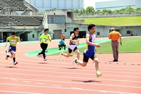 躍動感ある走りを見せる選手たち=県立三木総合防災公園 躍動感ある走りを見せる選手たち=県立三木総合防災公園