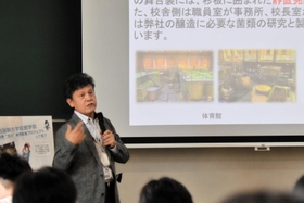 独自の取り組みを紹介する但馬醸造所の大友進所長=関西国際大学三木キャンパス 独自の取り組みを紹介する但馬醸造所の大友進所長=関西国際大学三木キャンパス