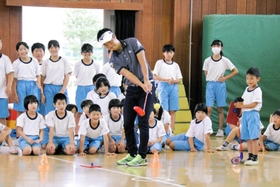 子どもたちにプレーを披露する小鯛竜也選手=三木市細川町豊地 子どもたちにプレーを披露する小鯛竜也選手=三木市細川町豊地