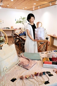 表情豊かな革作品が並ぶ会場=三木市与呂木 表情豊かな革作品が並ぶ会場=三木市与呂木