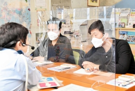 真剣な表情で交通ルールの説明を聞くベトナムからの技術者2人=三木市役所 真剣な表情で交通ルールの説明を聞くベトナムからの技術者2人=三木市役所