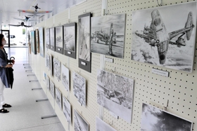 三木飛行場に関連する絵画が並ぶ会場=三木市立中央図書館 三木飛行場に関連する絵画が並ぶ会場=三木市立中央図書館