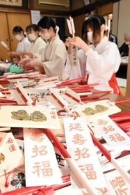 神矢の準備を進める福娘ら=三木市大塚2 神矢の準備を進める福娘ら=三木市大塚2