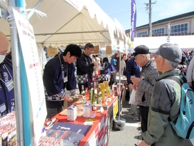 2019年の山田錦まつりで日本酒の試飲を楽しむ人たち(三木市提供) 2019年の山田錦まつりで日本酒の試飲を楽しむ人たち(三木市提供)