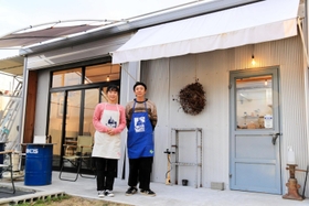 農家カフェ「ビリカ」を営む藤井さん夫妻=三木市細川町瑞穂 農家カフェ「ビリカ」を営む藤井さん夫妻=三木市細川町瑞穂