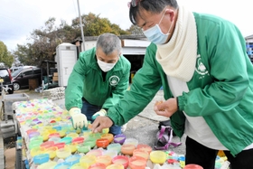 東日本大震災の犠牲者追悼に向けて手作りろうそくを用意する「神戸・心絆」のメンバー=三木市志染町広野 東日本大震災の犠牲者追悼に向けて手作りろうそくを用意する「神戸・心絆」のメンバー=三木市志染町広野