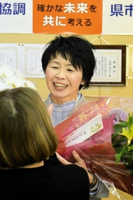 3選を果たし支援者から花束を受け取る村岡真夕子氏=三木市大塚2 3選を果たし支援者から花束を受け取る村岡真夕子氏=三木市大塚2