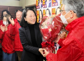 初当選を決め、支援者から花束で祝福される川端敦子氏=三木市志染町青山5 初当選を決め、支援者から花束で祝福される川端敦子氏=三木市志染町青山5