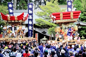勇ましい練りを披露する美坂社と御酒神社の屋台=三木市別所町石野 勇ましい練りを披露する美坂社と御酒神社の屋台=三木市別所町石野