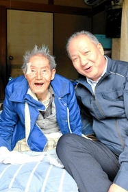 100歳を迎えた鎌職人の岩崎務さん(左)と福農産業の竹内良一社長=小野市 100歳を迎えた鎌職人の岩崎務さん(左)と福農産業の竹内良一社長=小野市