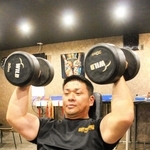 トレーニングに集中する澤田さん。30キロのダンベルは「ウオーミングアップです」=三木市加佐