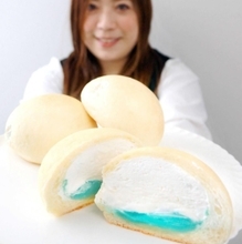 人気高まるクリームソーダパン/手持ち縦