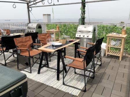 調理器具や食器が備えられ、開放的な席でバーベキューが楽しめる=西宮市鳴尾浜3(MAAKグランピングキッチン提供)