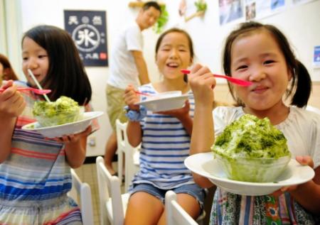 抹茶味のふわふわ氷にご満悦な子どもたち=姫路市白浜町乙