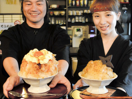 唯一無二?の意外性が売りの「玉子かけかき氷」(左)と「忍かき氷」=姫路市本町