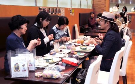 手芸や絵本などの講座も開かれる店内=神戸市東灘区御影中町3