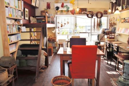手作りのロフト席や飾り付けなど、落ち着きのある空間=神戸市東灘区本山北町3