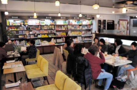 一部の書棚を残した店内に、テーブルやソファ席が並ぶ=西宮市昭和町