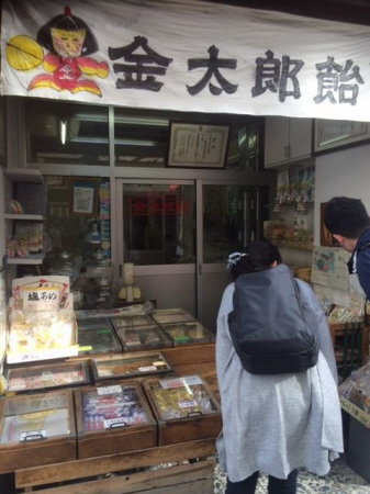 参道にある金太郎飴の専門店は郷愁を誘う=東京都文京区根津
