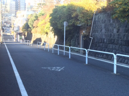 破綻した東京渡辺銀行の屋敷跡に残る「あかじ坂」。黒々とした大きな石垣は当時のままという=東京都台東区谷中2