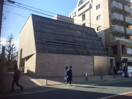 明治の文豪・森鷗外の住居跡に開設された斬新なデザインの文京区立森鷗外記念館。奥に、庭の大イチョウが見える=文京区千駄木1丁目23