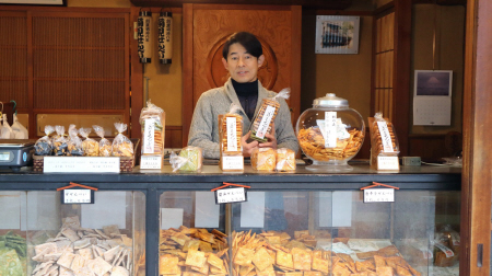 菊人形の歴史を伝える「菊見せんべい総本店」。創業時から四角いせんべいと堅焼きの歯応えは変わらない=文京区千駄木3丁目37