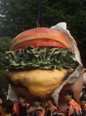 昨年秋の東京芸大学園祭の様子。ハンバーガーなどの巨大神輿が登場した=台東区上野公園