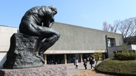 前庭にロダンの名作が並ぶ国立西洋美術館。2016年7月に世界文化遺産に登録された=台東区上野公園