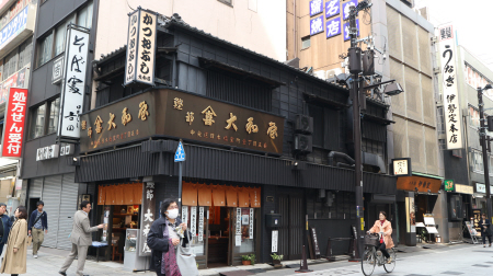 いかにも老舗らしい店構えのだし専門店=東京都中央区日本橋室町1