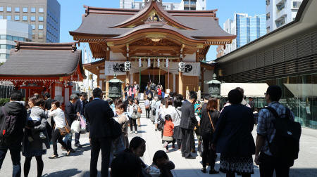 神戸出身の摂津有馬家が祀った水天宮は、安産祈願の参拝客でにぎわう=東京都中央区日本橋蛎殻町2