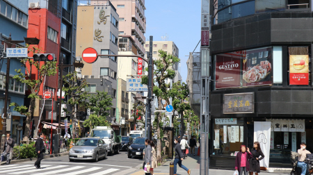 人形町通りから甘酒横丁の入り口を見渡す。右手がかつて甘酒屋があった跡地に立つ菓子の老舗「玉英堂」=東京都中央区日本橋人形町2