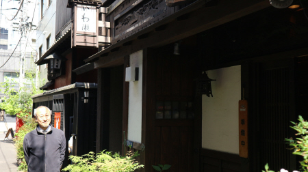 昔風の木造家屋が残る路地で、街の魅力について話す人形町商店街協同組合の柴川賢理事長=東京都中央区日本橋人形町1