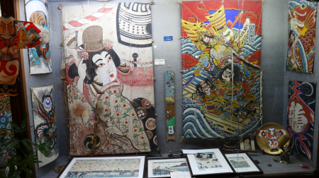 たいめいけんの「凧の博物館」。江戸時代の貴重な凧も展示している=東京都中央区日本橋1
