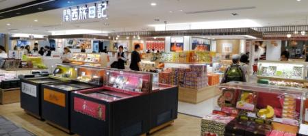 関西名物の土産物が多数、そろう物販コーナー=大阪空港