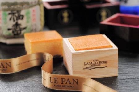 空港限定、ル・パン神戸北野の灘の日本酒を使ったチーズケーキ=大阪国際空港