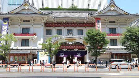 背後にオフィスビルを抱く豪華な和風建築の歌舞伎座。客席は約2000人を収容できる=東京都中央区銀座4