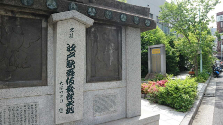 江戸で初めて歌舞伎が催された場所に立つ江戸歌舞伎発祥之地の碑=東京都中央区京橋3
