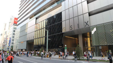 高級ブランドなどが入る新しい複合商業施設「GINZA SIX」が立つ中央通り=東京都中央区銀座6