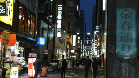 江戸情緒を残す金春通りの夜。江戸末期から続く銭湯も=東京都中央区銀座7