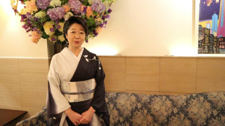 開店前にあでやかな着物姿で銀座について語る白坂亜紀さん=東京都中央区銀座7
