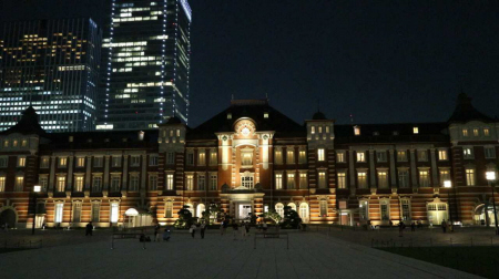 ライトアップされた東京駅の丸の内駅舎。夜も観光客らが絶えない=東京都千代田区丸の内1
