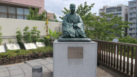 隅田川と小名木川を見下ろす芭蕉庵跡地に立つ芭蕉像=東京都江東区常盤1