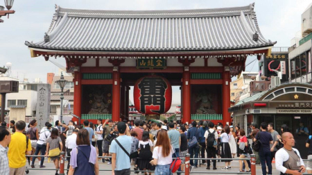 記念撮影する観光客らでごった返す浅草寺の雷門=東京都台東区浅草2