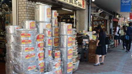 100年以上の歴史を誇るかっぱ橋道具街。調理用品ならなんでもそろう=東京都台東区西浅草1