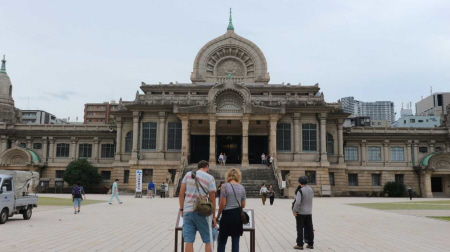 築地のランドマークとなっている築地本願寺。ドーム屋根のインド風建築が特徴だ=東京都中央区築地3