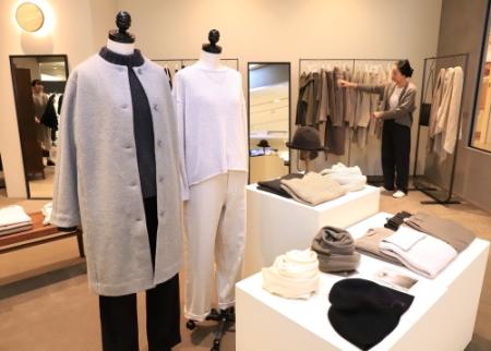 落ち着いた色合いで着心地の良さにこだわった「エヴァムエヴァ」の商品=神戸市中央区雲井通7(撮影・大森 武)