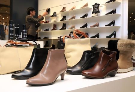 ハイテク素材を使った、この冬、一押しの女性用ショートブーツなどが並ぶ「ecco」